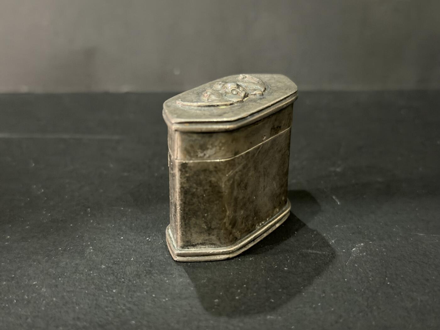 海外回流精品专场 法国回流晚清民国银制烟膏盒（尺寸：4.5cmX3.7cm，52.2g，有底款，不确定含银量）