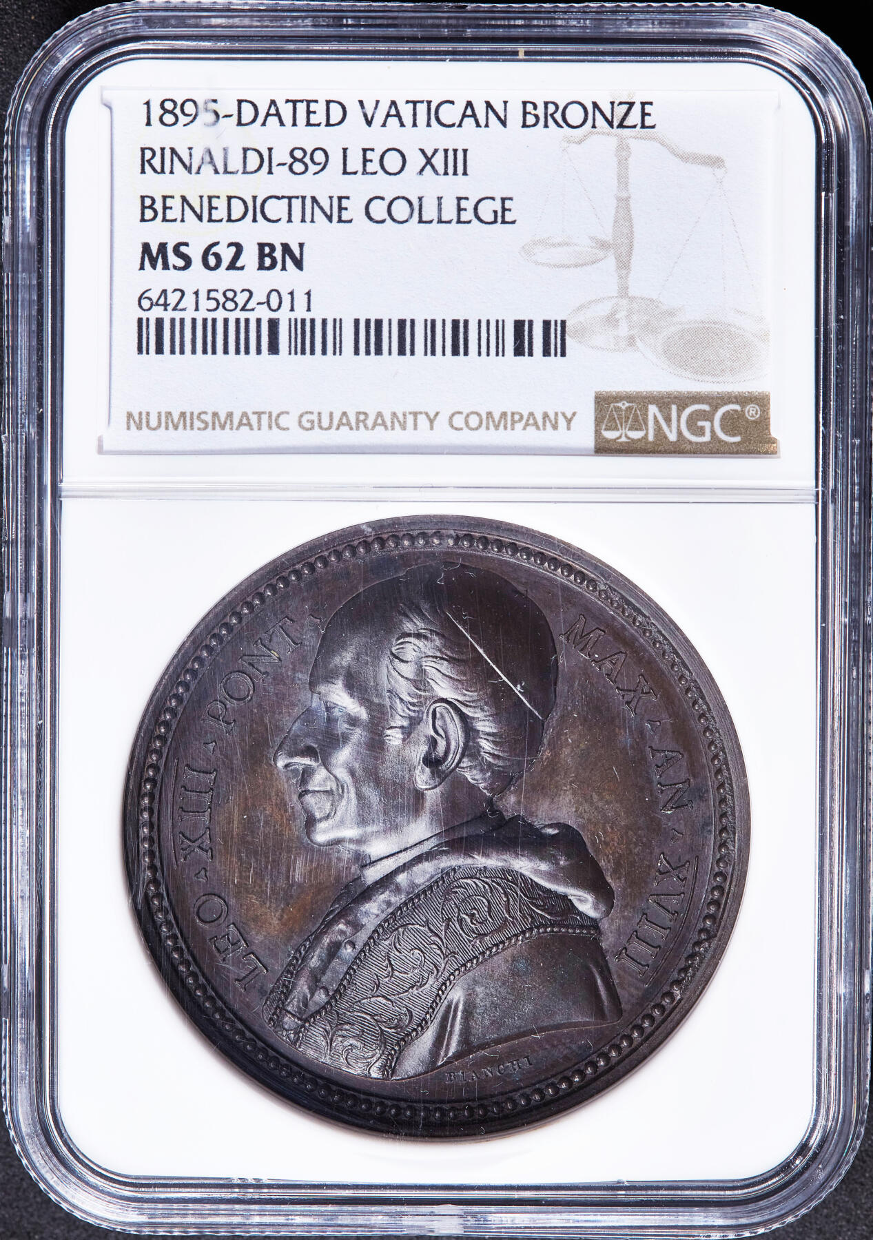 【俄甄集藏】2026年(049)03-18星期三 晚 19:30 全场包邮 梵蒂冈教皇国1895年利奥十三世头像纪念本笃会神学院阿文丁山安瑟伦学院成立十周年大铜章，NGC MS62，高浮雕，巧克力包浆