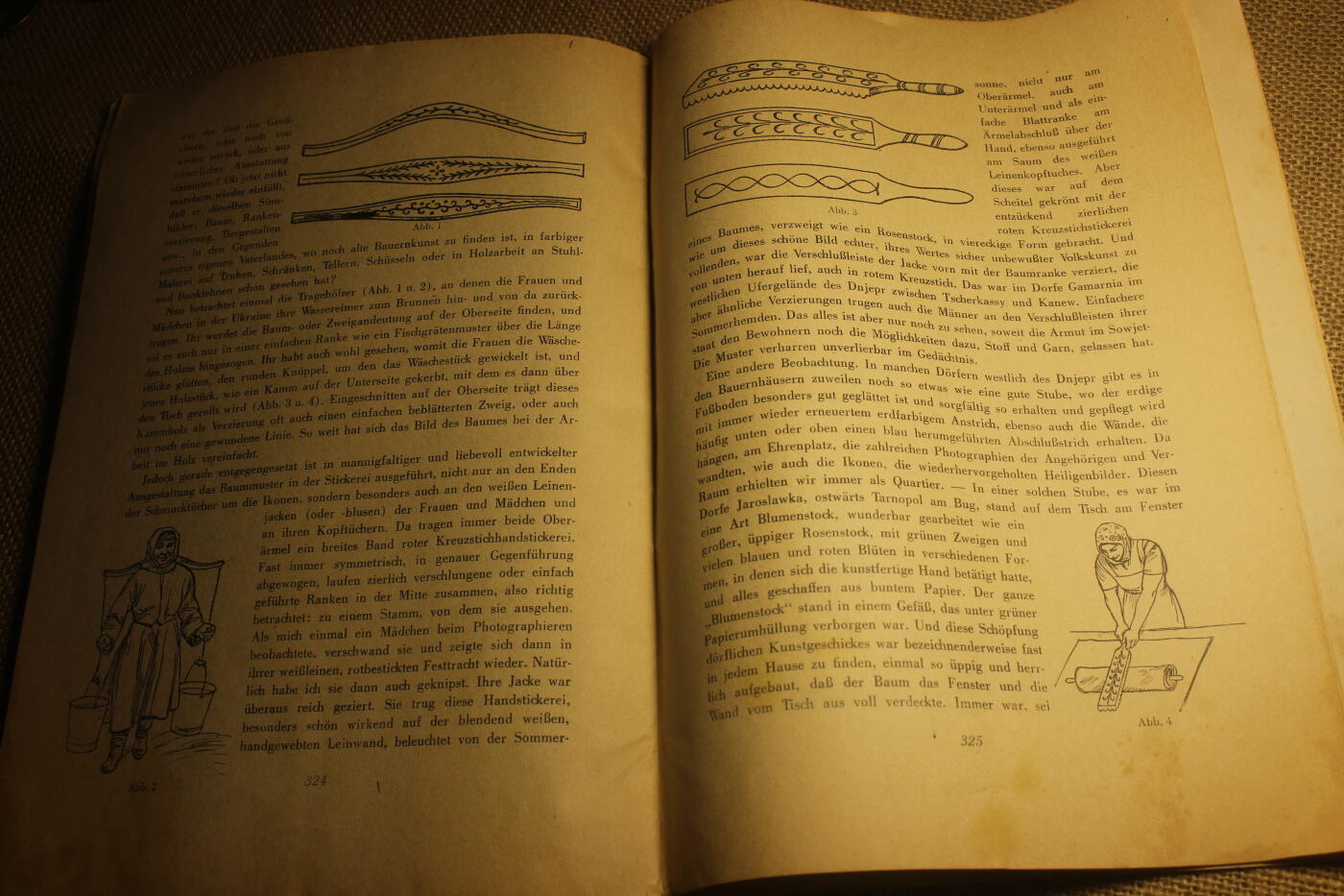 2026.3.14德系主题拍卖 德三士兵周刊，1942年第7期，国防军统帅部出版，合计46页，包含了一些小故事和东线的民俗文化等，夹页带战地明信片，年代久远纸张略有痕迹，结构完好