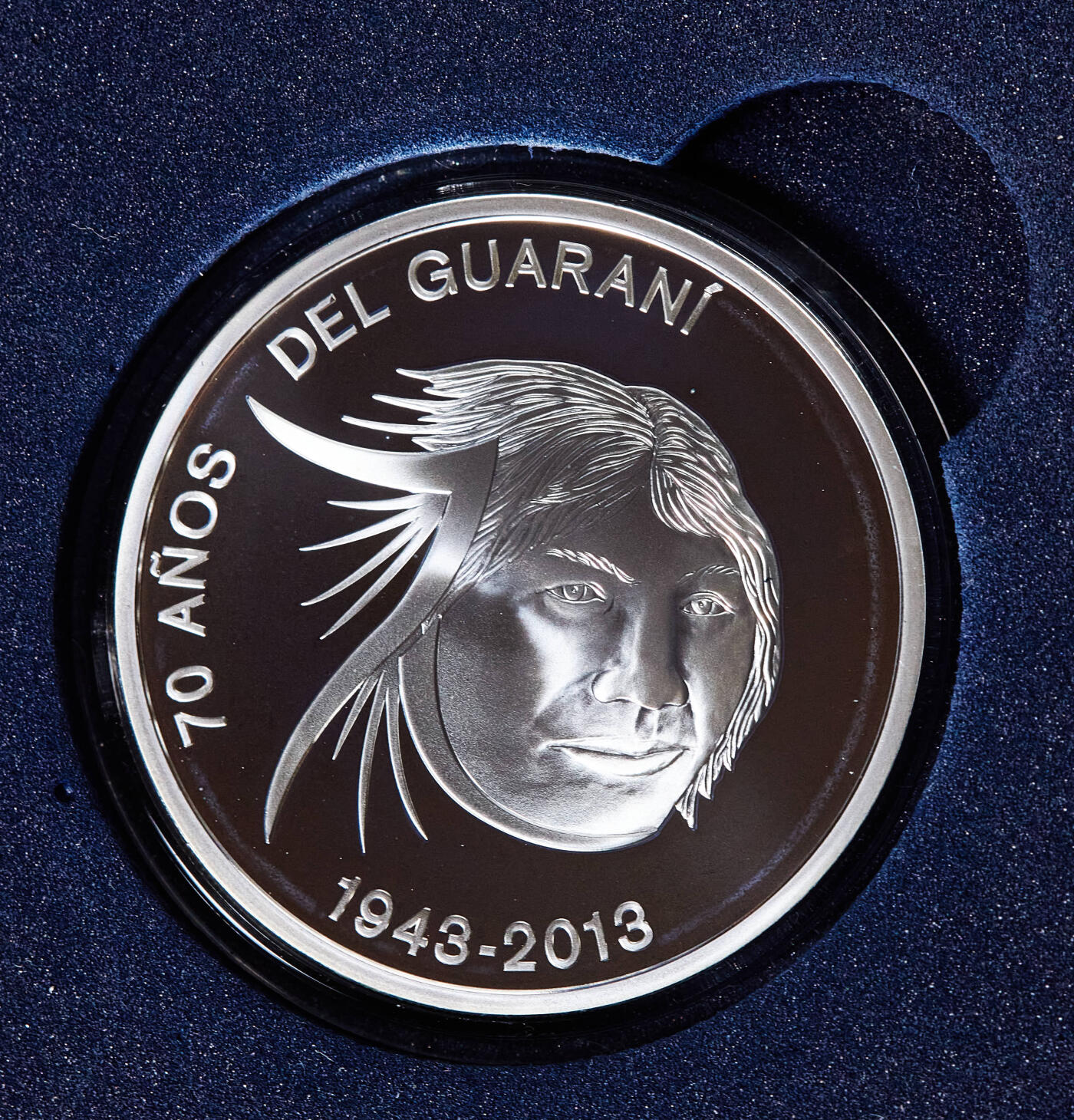 【俄甄集藏】2026年(049)03-18星期三 晚 19:30 全场包邮 巴拉圭2013年纪念以土著民族瓜拉尼命名的货币成为法定货币70周年1瓜拉尼精制大银币，原盒证，重27克，925银，发行量700枚，稀有品种