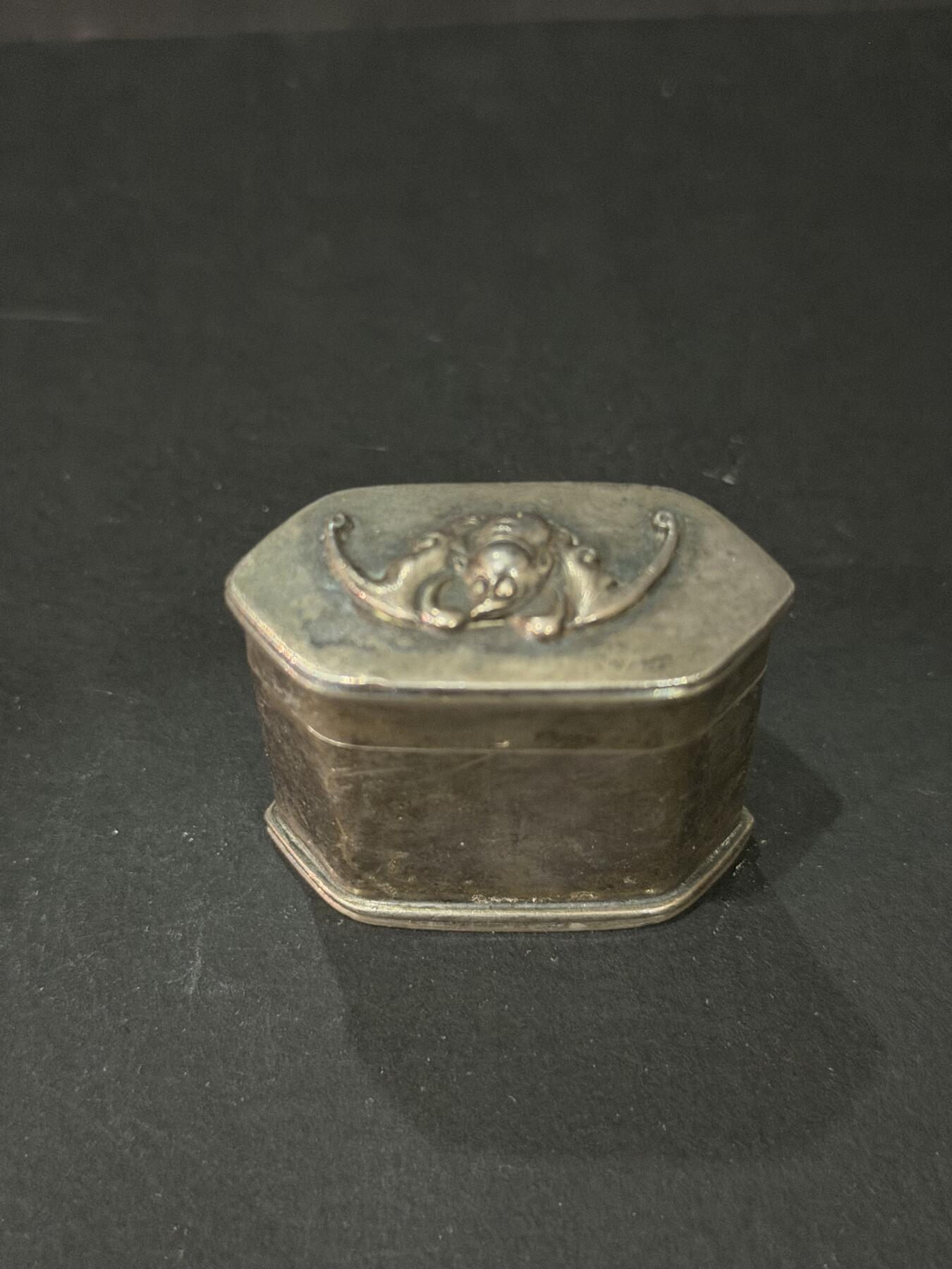 海外回流精品专场 法国回流晚清民国银制烟膏盒（尺寸：4.5cmX3.7cm，52.2g，有底款，不确定含银量）