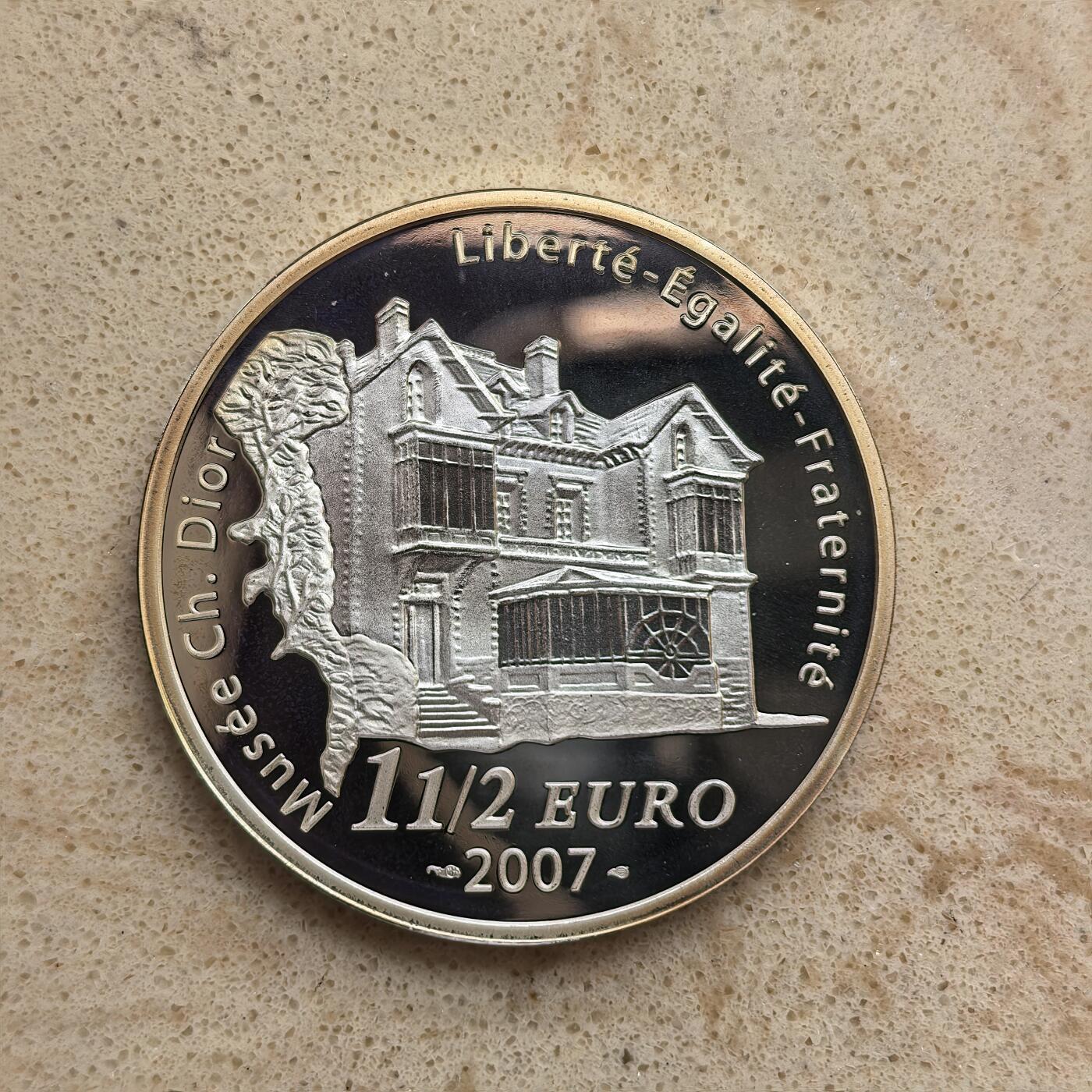 道一币馆币章第一百六十八场 原盒证 法国2007年知名品牌迪奥创始人逝世50周年1.5欧元精制银币  22.2g  900s  3000