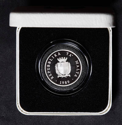 【俄甄集藏】2026年(049)03-18星期三 晚 19:30 全场包邮 - 马耳他1989年前总理、政治家乔治·博尔格·奥利维尔头像纪念独立25周年2里拉精制银币，原盒，重17克，925银，发行量7500枚