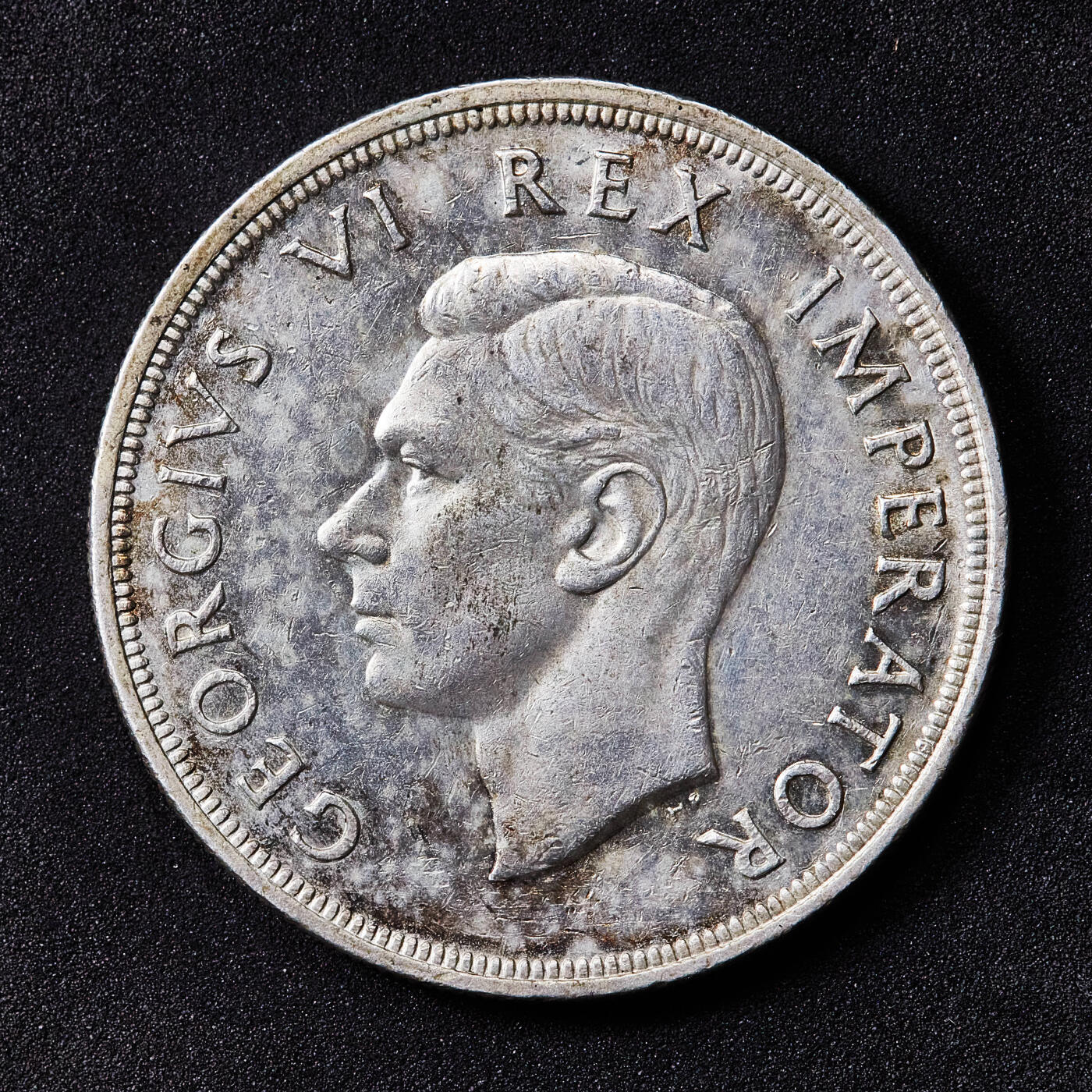 【俄甄集藏】2026年(049)03-18星期三 晚 19:30 全场包邮 英属南非1947年乔治六世5先令大银币，重28.28克，800银，原味状态