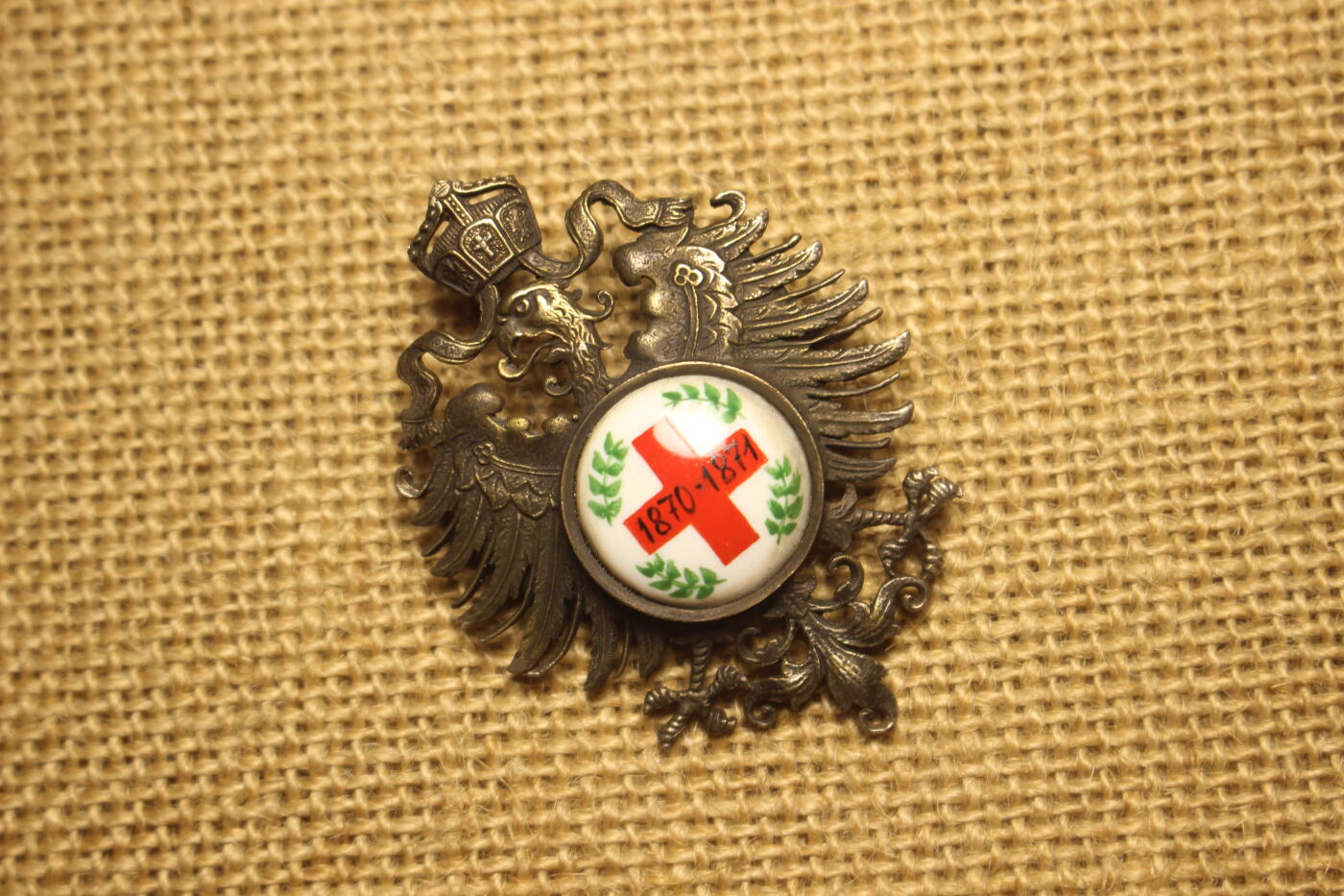 2026.3.14德系主题拍卖 普法战争红十字会纪念胸章，珠宝商私人订制产品，陶瓷彩绘，背盖打800银标Lot14，机测背盖含银量81%，章体其余部分为铜质，近库存品相
