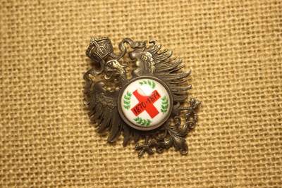 2026.3.14德系主题拍卖 - 普法战争红十字会纪念胸章，珠宝商私人订制产品，陶瓷彩绘，背盖打800银标Lot14，机测背盖含银量81%，章体其余部分为铜质，近库存品相