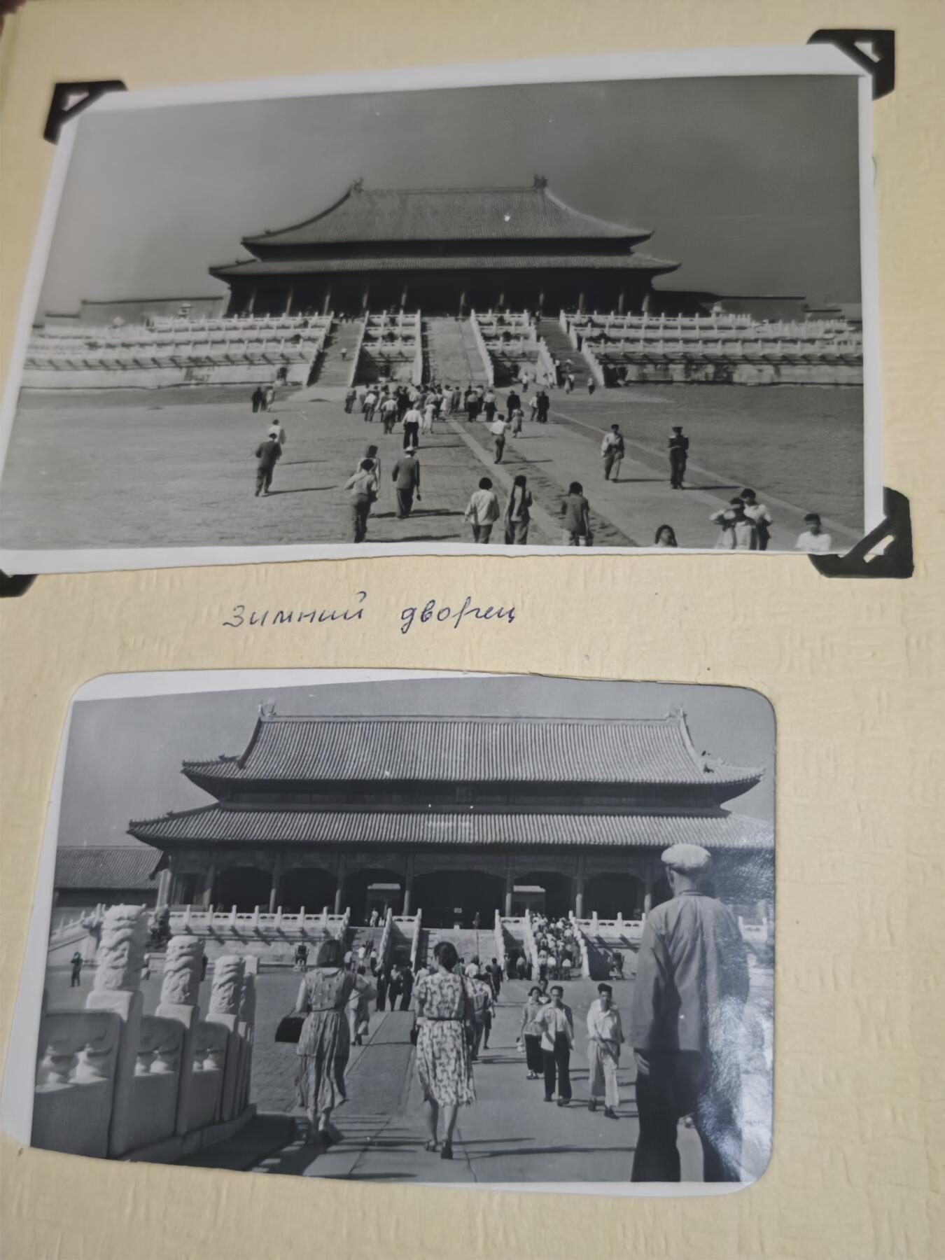 橙子收藏第五期 1956年苏联亚裔农业专家摄影家国庆访华老照片相册  (一百多张，看视频）)   这本1956年的俄文精装相册《Альбом》，是苏联中亚亚裔友人В.Н. 多胡纳耶夫于中苏友好蜜月期，以国庆短期访问视角留下的北京，上海等纪实影像集，是新中国成立初期国庆风貌与中苏民间友好交流的珍贵视觉见证。