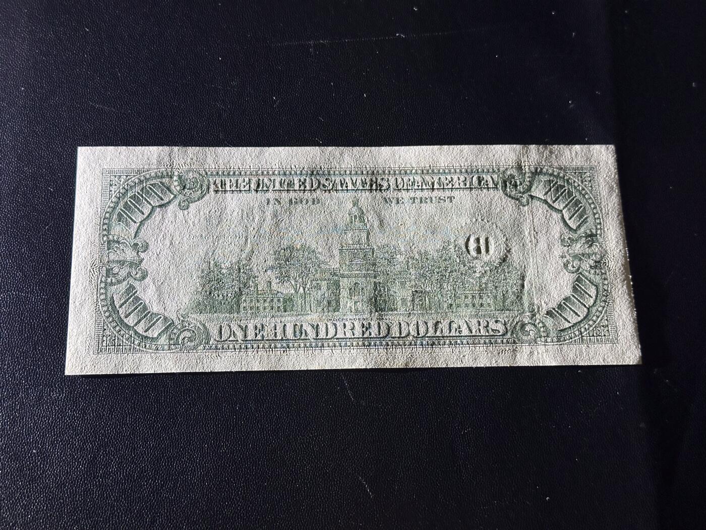 《外钞收藏家》第六百一十六期（精品场）（长期征集拍品、欢迎藏友们联系合作） 1990年美国小头版100美元 全新 轻微潮