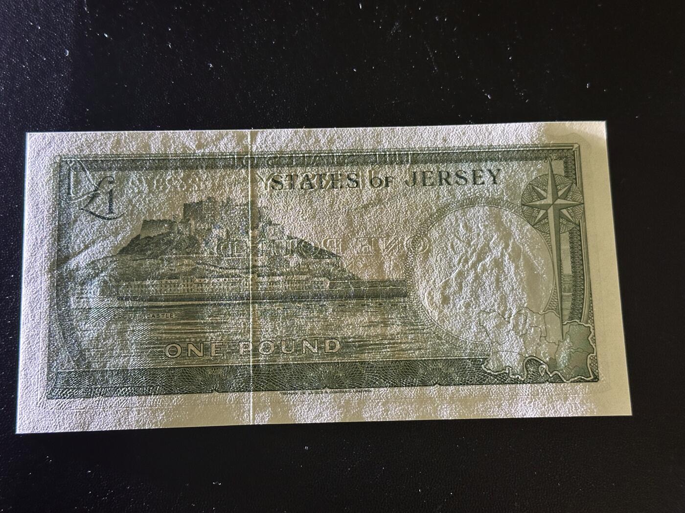 《外钞收藏家》第六百一十六期（精品场）（长期征集拍品、欢迎藏友们联系合作） 泽西 戎装女王1镑 全新 轻微潮点 号码无4