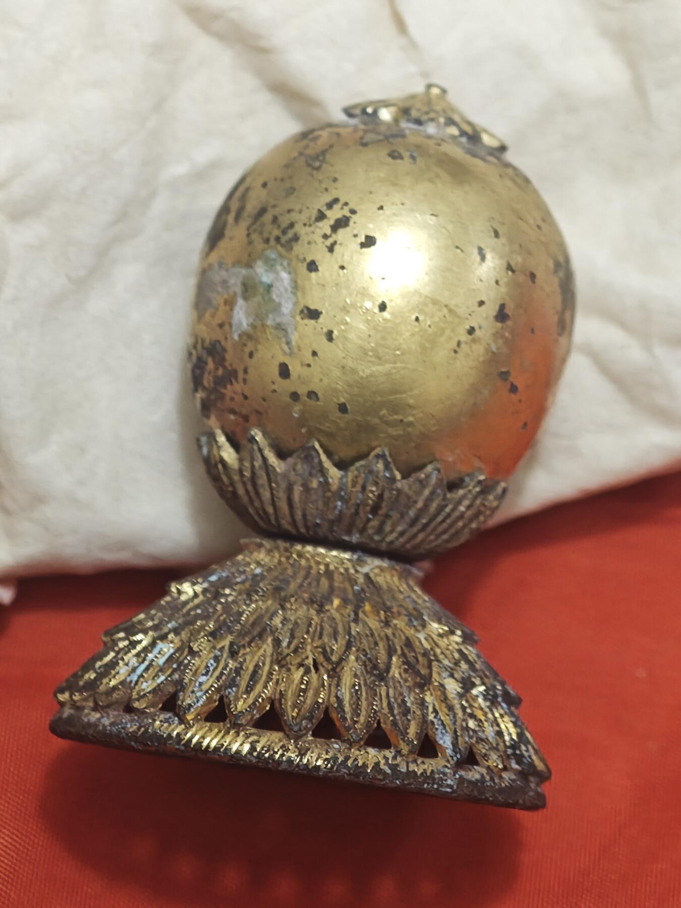 橙子收藏第五期 这是一件清代官员朝冠所用的铜鎏金帽顶(七品莲花座），是清代冠服制度与等级文化的典型实物见证