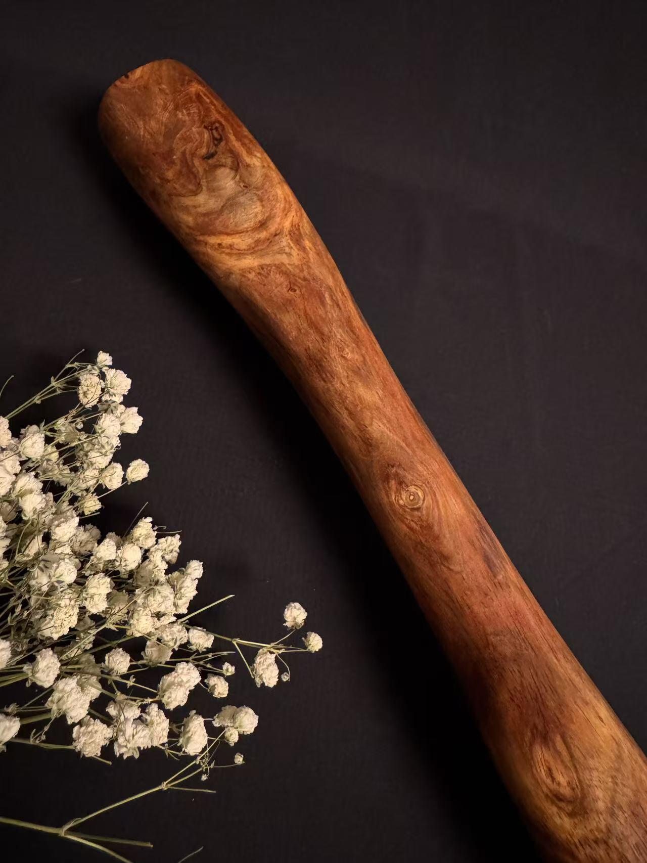 零元拍：NO.21终于在节前收到这批送出去加工的海南黄花梨随型把玩棍横财，这也许就是玩木头的乐趣吧，每一个花纹都独一无二，是自然与匠心的完美邂逅。 它保留了木材最本真的曲线，每一处起伏都像是时光在木头上留下的指纹。尺寸：490/50/55MM