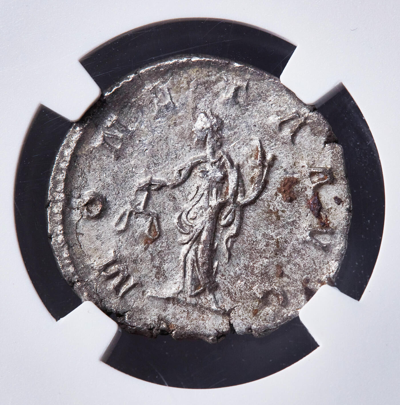 【俄甄集藏】2026年(049)03-18星期三 晚 19:30 全场包邮 古罗马高卢帝国公元262-263年波斯图穆斯双第纳尔财富女神银币，NGC AU，特殊标签，正面是波斯图穆斯戴芒冠头像，币文：最高统帅，波斯图穆斯，虔敬和幸运者，奥古斯都；背面手持钱袋与秤的财富女神，原味包浆，原光品相