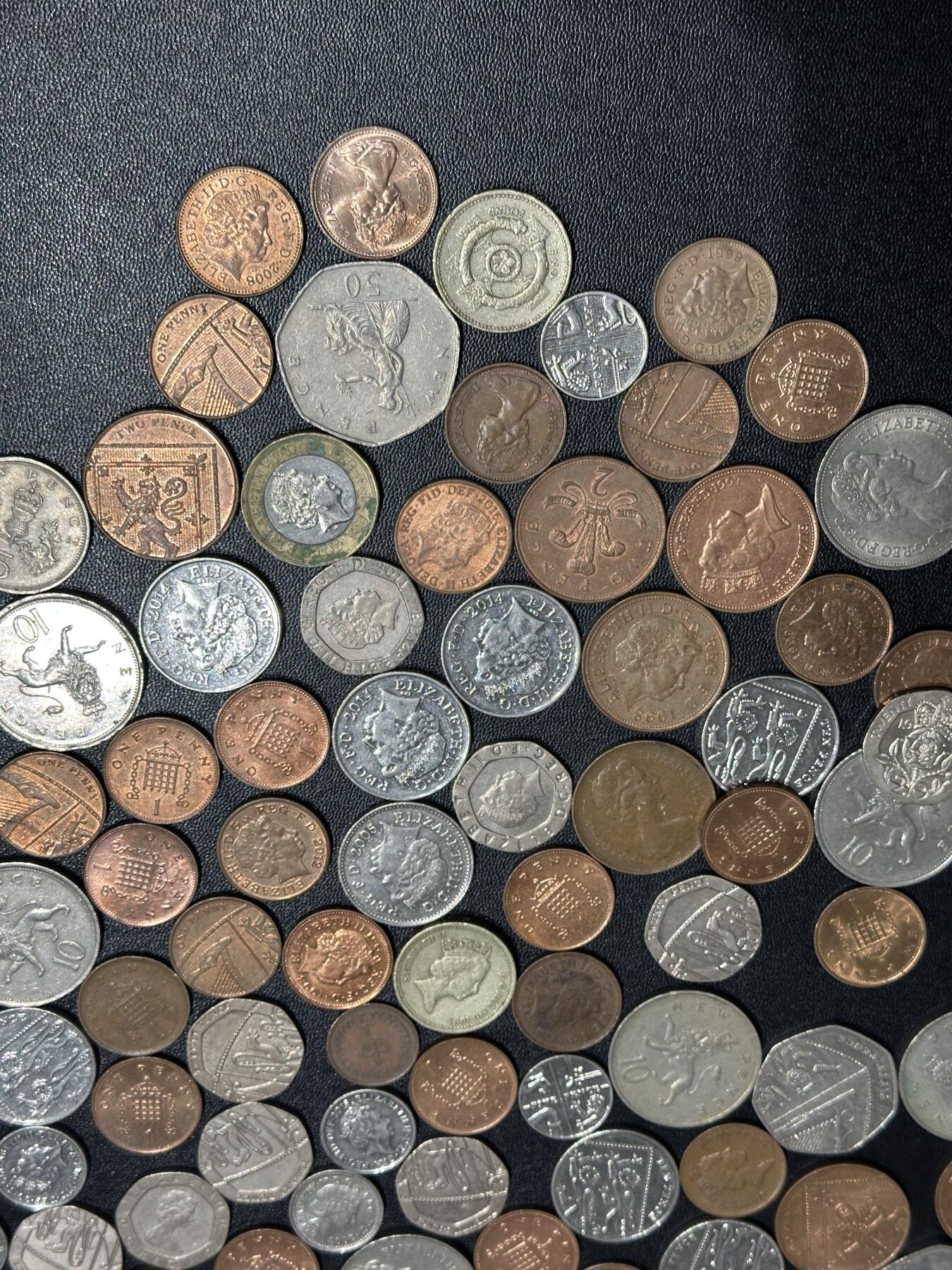 《外钞收藏家》第六百一十六期（精品场）（长期征集拍品、欢迎藏友们联系合作） 英国和英属元硬币几十枚一起