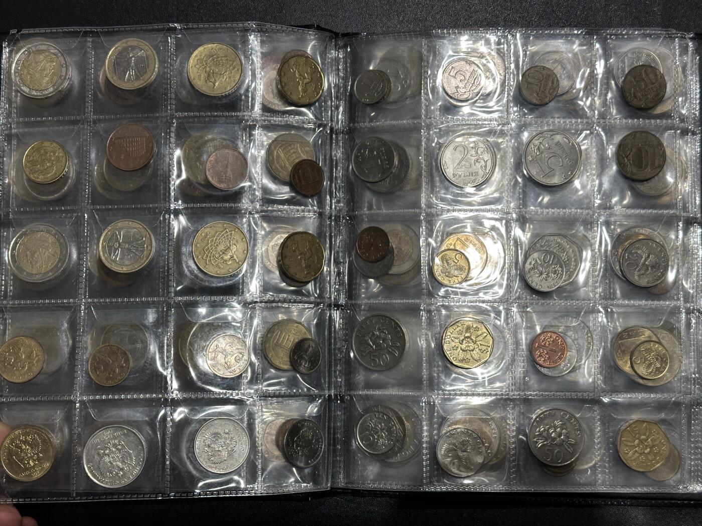 《外钞收藏家》第六百一十六期（精品场）（长期征集拍品、欢迎藏友们联系合作） 硬币收藏册一本 含硬币200多枚一起/成套硬币（欧元英镑加元等都有）