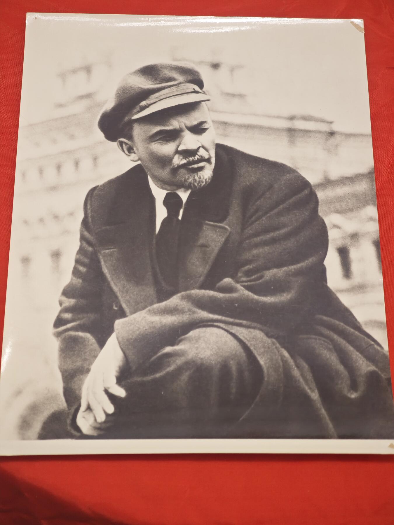 橙子收藏第五期 列宁在1919年全俄军训日阅兵式老照片，定格了无产阶级革命领袖弗拉基米尔·伊里奇·列宁在苏俄内战关键时期的重要瞬间，是研究早期苏维埃历史的珍贵视觉史料。