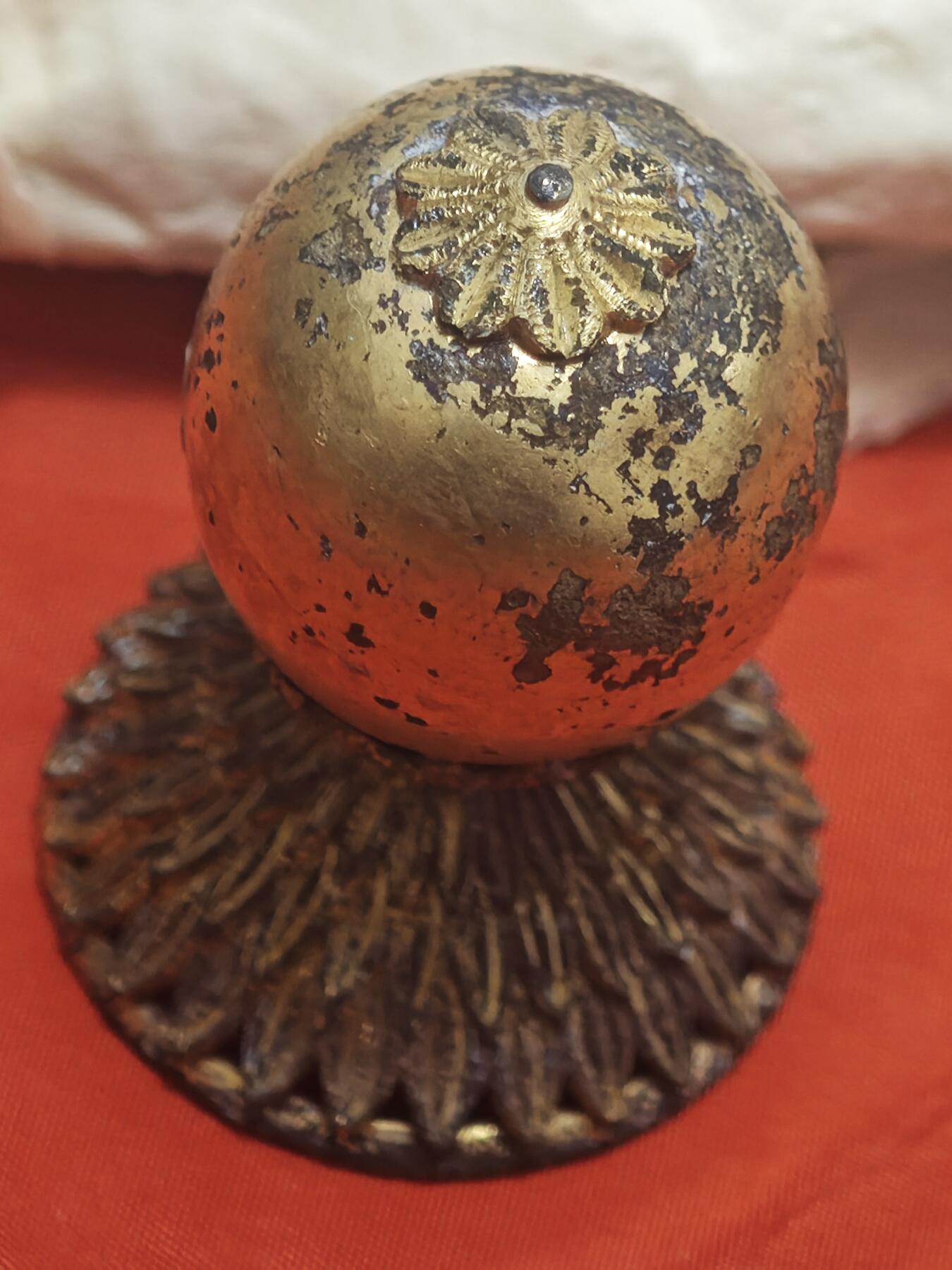 橙子收藏第五期 这是一件清代官员朝冠所用的铜鎏金帽顶(七品莲花座），是清代冠服制度与等级文化的典型实物见证