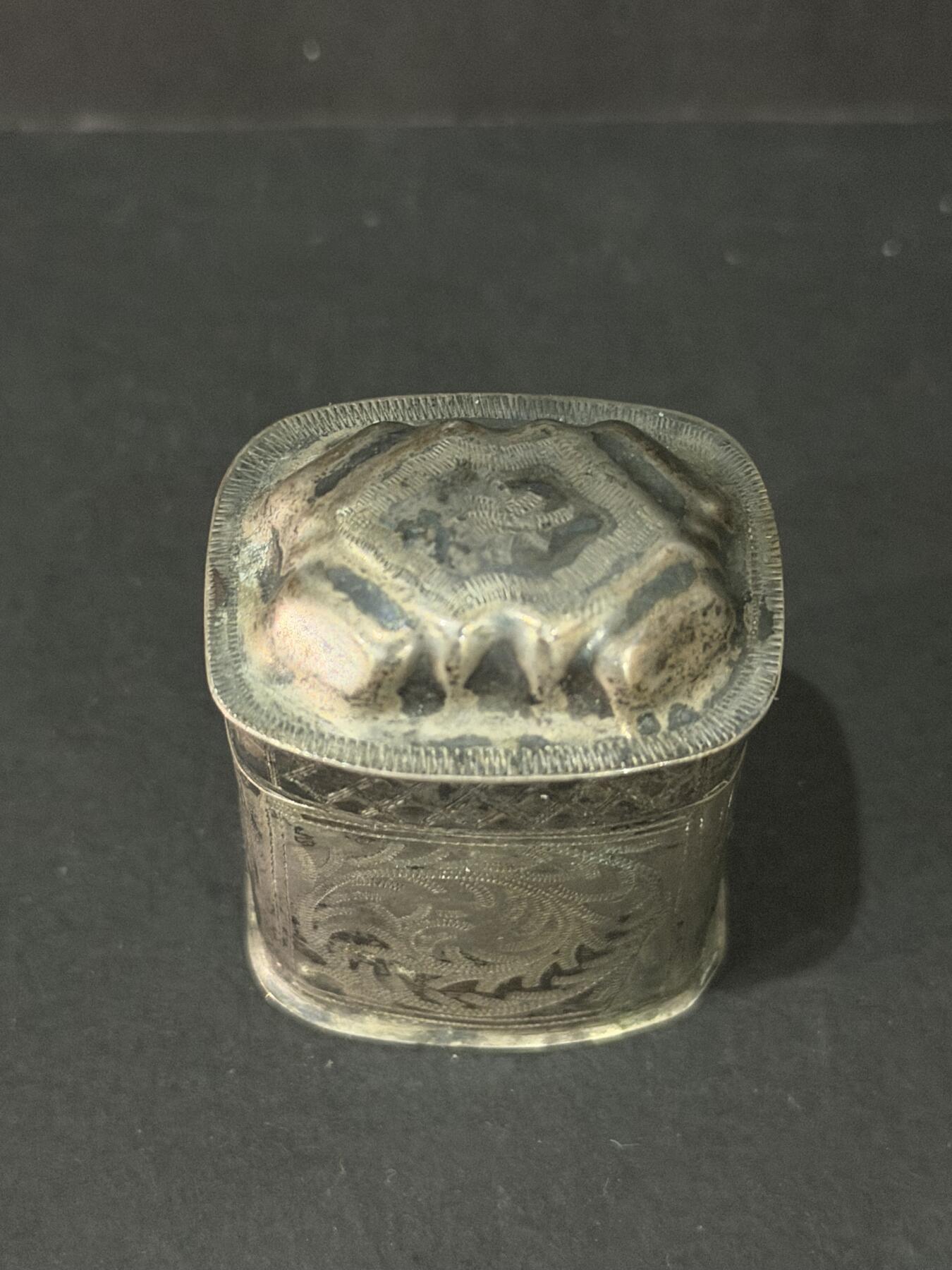 海外回流精品专场 法国回流19世纪银制牙膏盒（高：4.7cm，重：33.6g，有银标如图，不确定含银量）