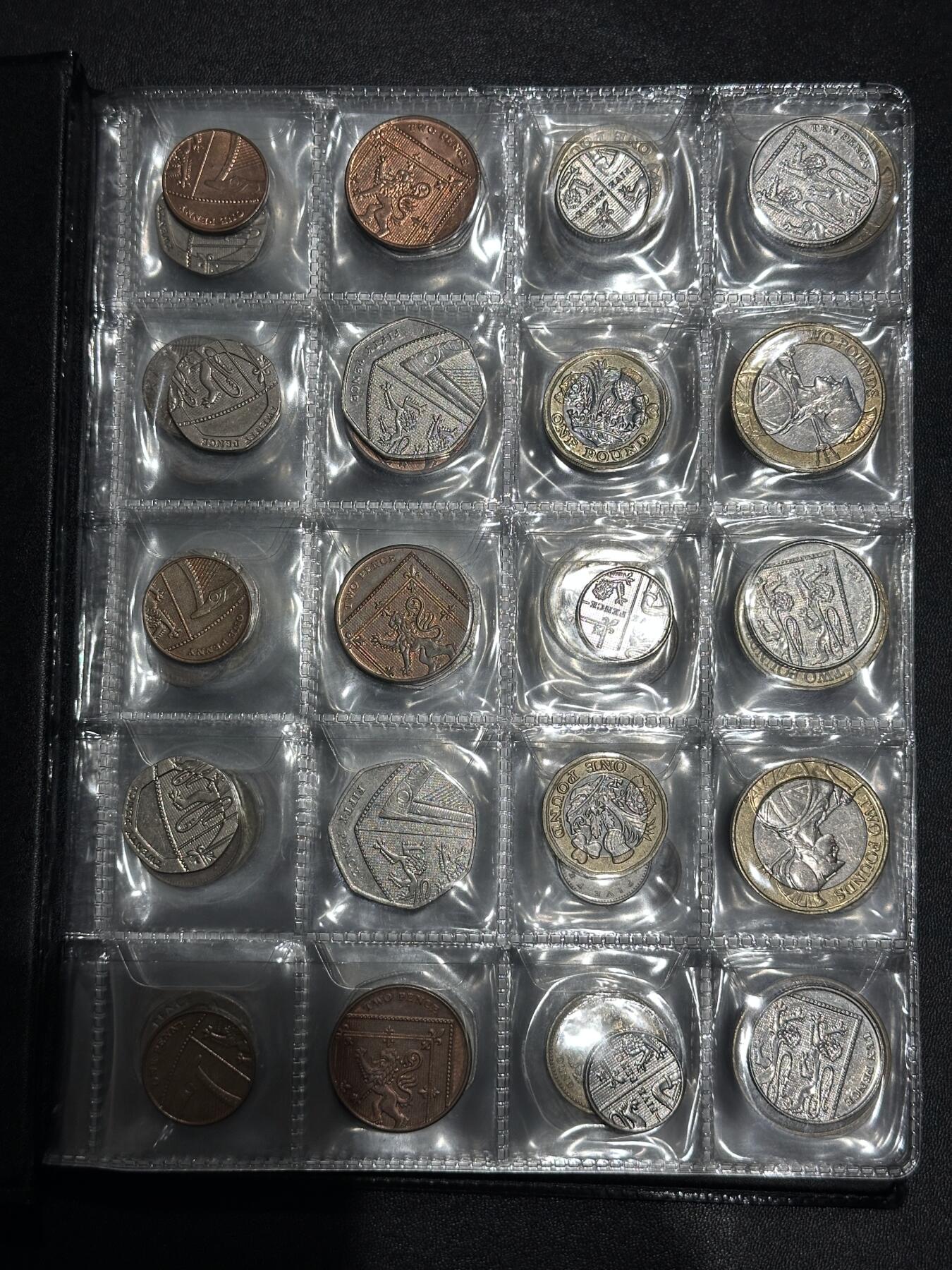 《外钞收藏家》第六百一十六期（精品场）（长期征集拍品、欢迎藏友们联系合作） 硬币收藏册一本 含硬币200多枚一起/成套硬币（欧元英镑加元等都有）