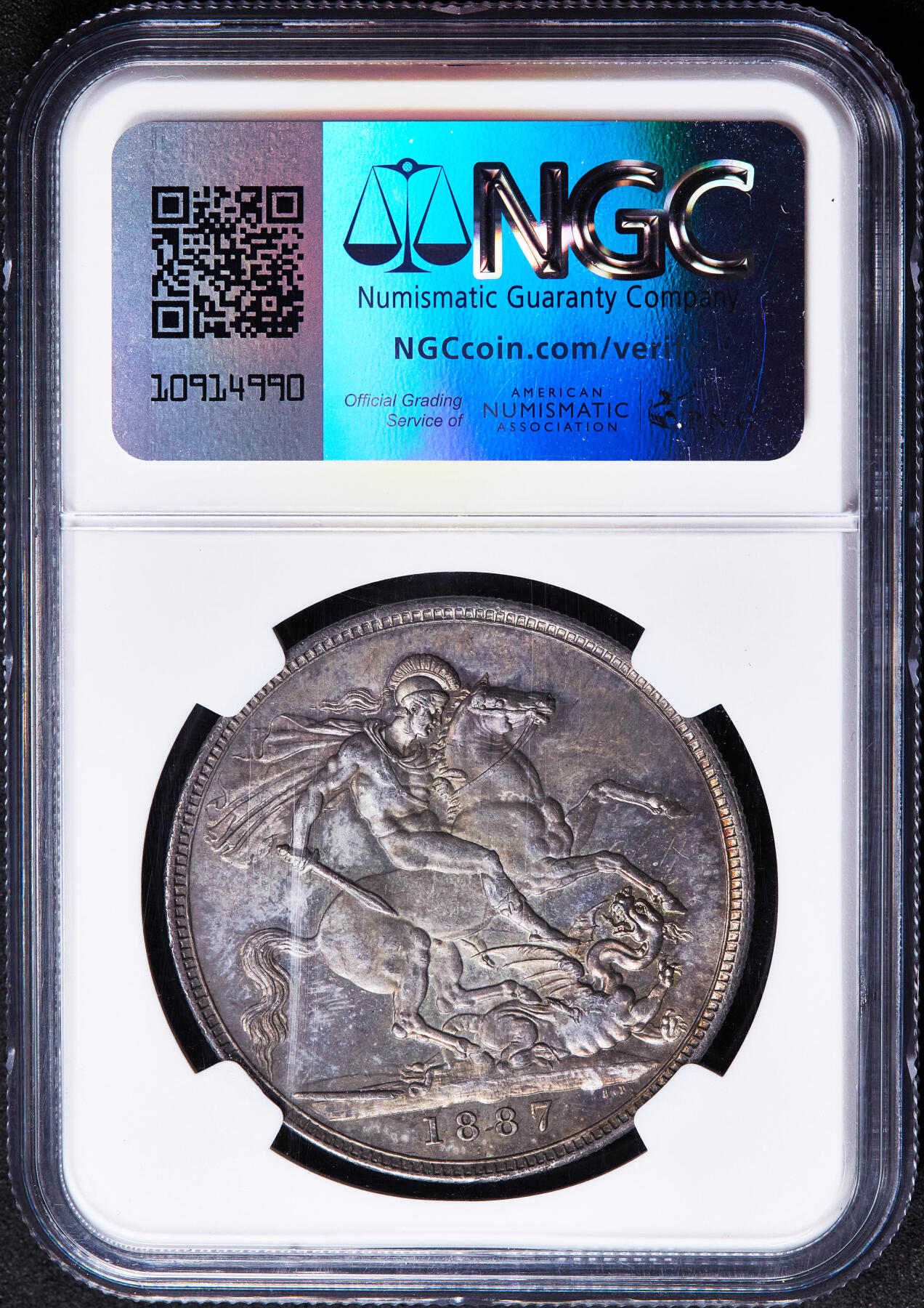 【俄甄集藏】2026年(049)03-18星期三 晚 19:30 全场包邮 英国1887年维多利亚高冠马剑1克朗大银币，NGC MS62，紫罗兰原味酱彩老包浆，原光品相，名誉品种