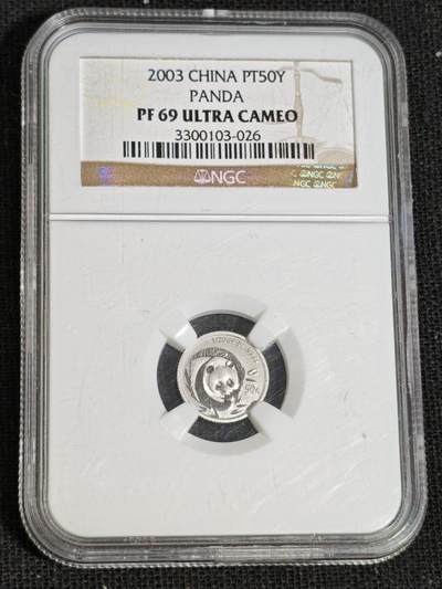 刘世昌艺术品销售中心～虎踞龙蟠*金杨在线联拍群第519期 - 2003年1/20盎司熊猫精制铂币（NGC   PF69UC   串号：3300103-026）1枚。