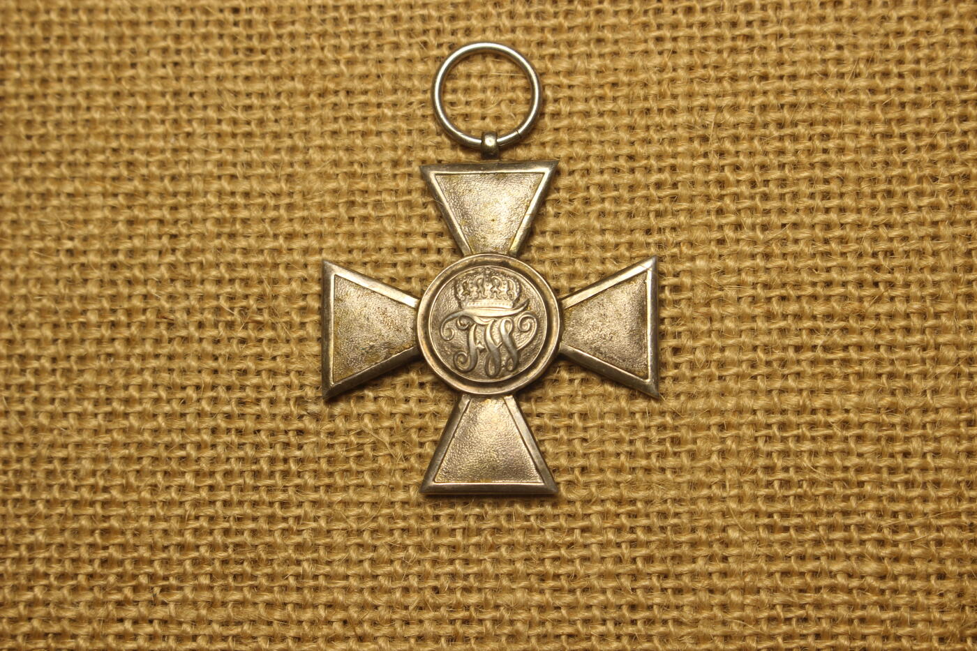 2026.3.14德系主题拍卖 四级红鹰勋章，银质、陶瓷彩绘，珠宝商私人订制产品，无厂标、银标，机测实际含银量91%，轻微佩戴痕迹，结构无损