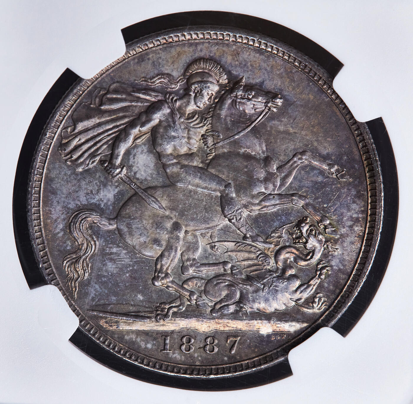 【俄甄集藏】2026年(049)03-18星期三 晚 19:30 全场包邮 英国1887年维多利亚高冠马剑1克朗大银币，NGC MS62，紫罗兰原味酱彩老包浆，原光品相，名誉品种