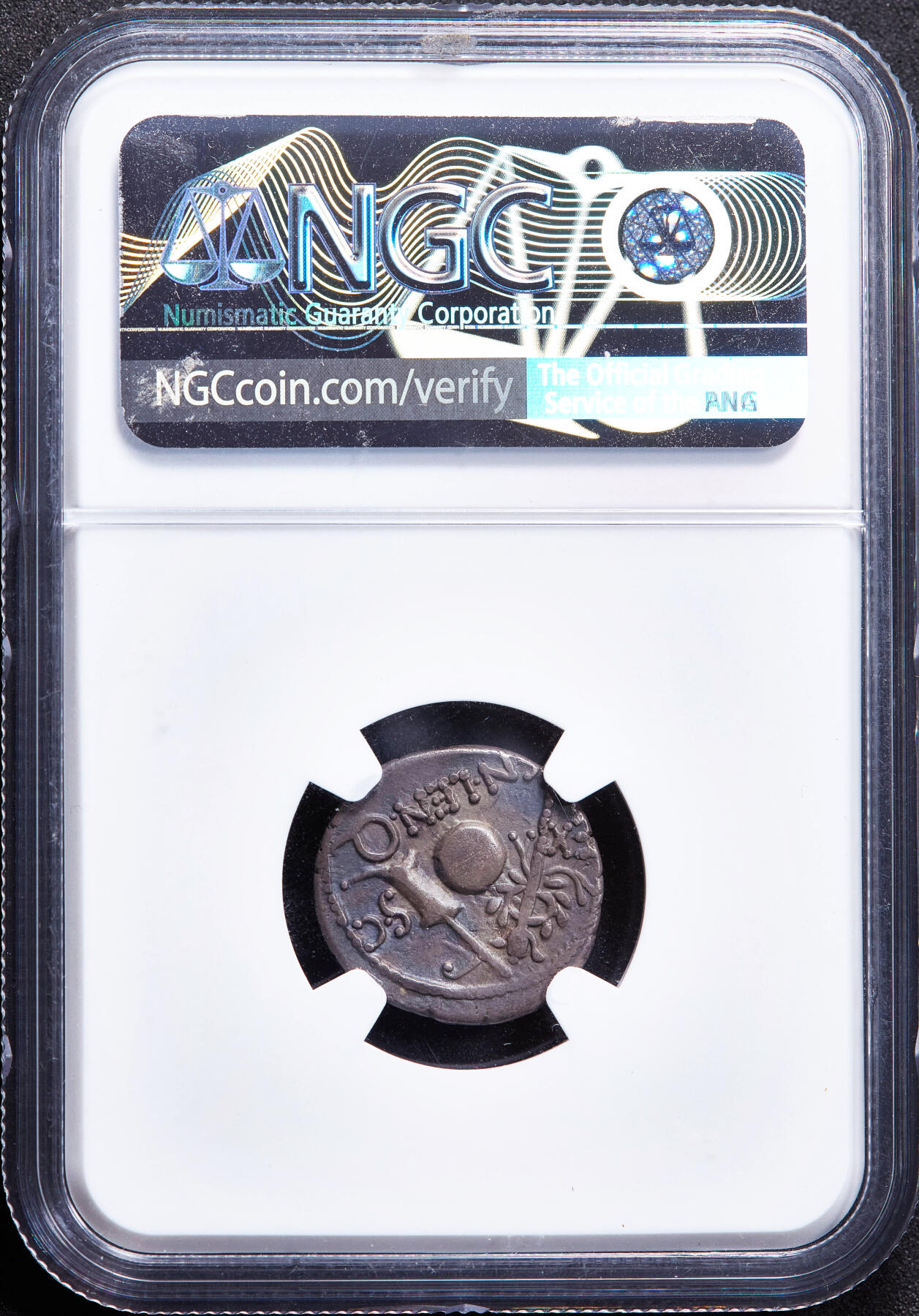 【俄甄集藏】2026年(049)03-18星期三 晚 19:30 全场包邮 古罗马共和国公元前76-前75年精力之神1第纳尔银币，NGC VF (Str4/5, Sur2/5)，发行于西班牙地区，正面精力之神束发带面右像，后方有一柄权杖，上方有“致罗马人民的保护神”的铭文缩写 “G.P.R”，背面左边权杖右边船舵中间地球，两侧币文EX.SC意为受元老院授权，下方制币官与财务官姓名缩写，少见品种，极美品，收藏匣老包浆