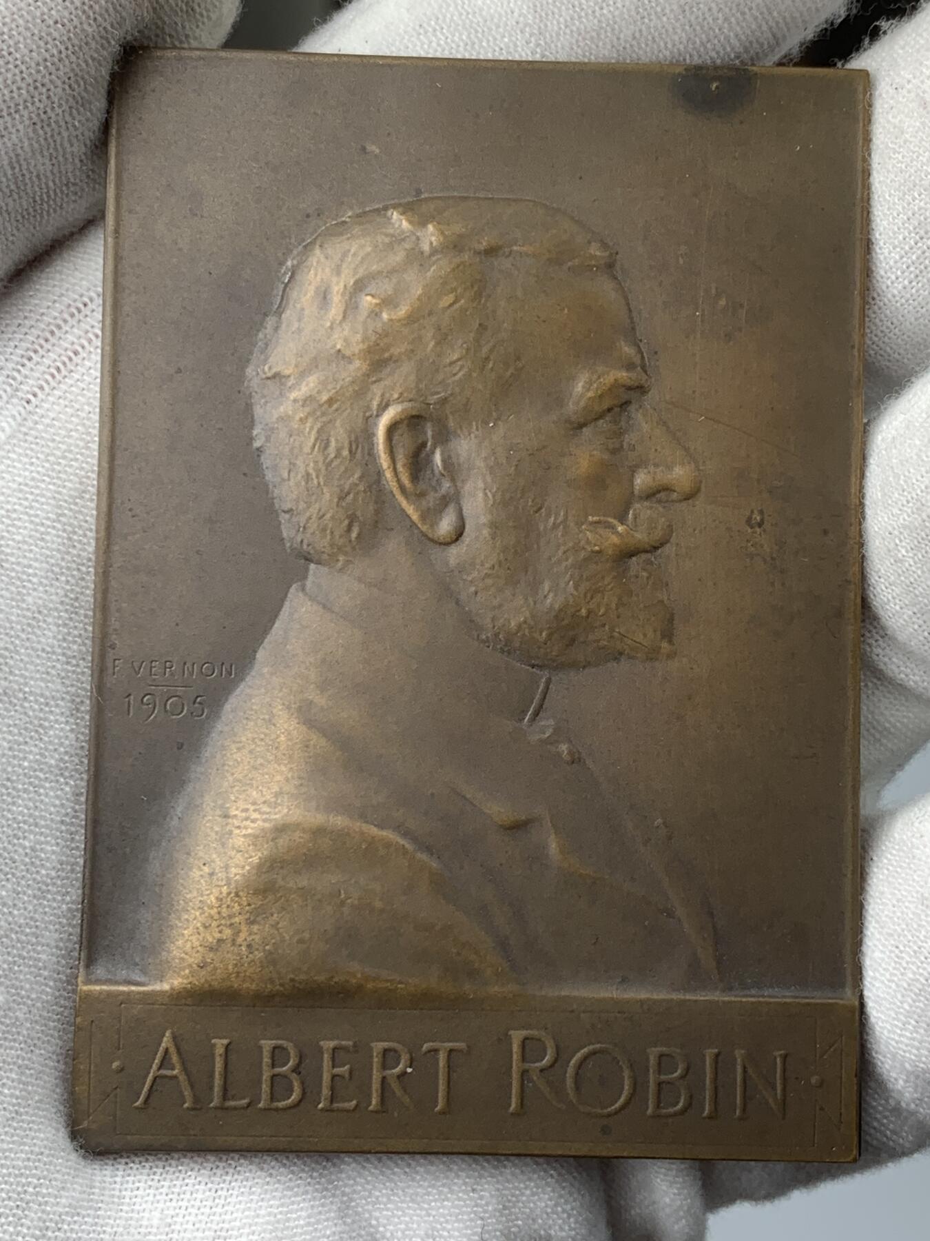掌中浮雕-藏着的欧洲第054场 1905年法国巴黎医学院教授艾伯特•罗宾纪念铜章 ，73 X 51mm，原盒（卡扣扣不住）； Nicolas Maier法国章优秀作品集#166号； 雕刻家：1900年法国巴黎世博会金奖获得者维克多•佛农(Victor Vernon 1858-1912)