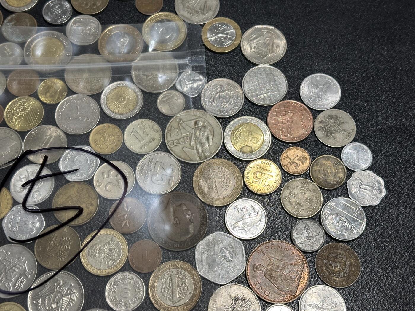 《外钞收藏家》第六百一十六期（精品场）（长期征集拍品、欢迎藏友们联系合作） 硬币包5号 几十枚一起