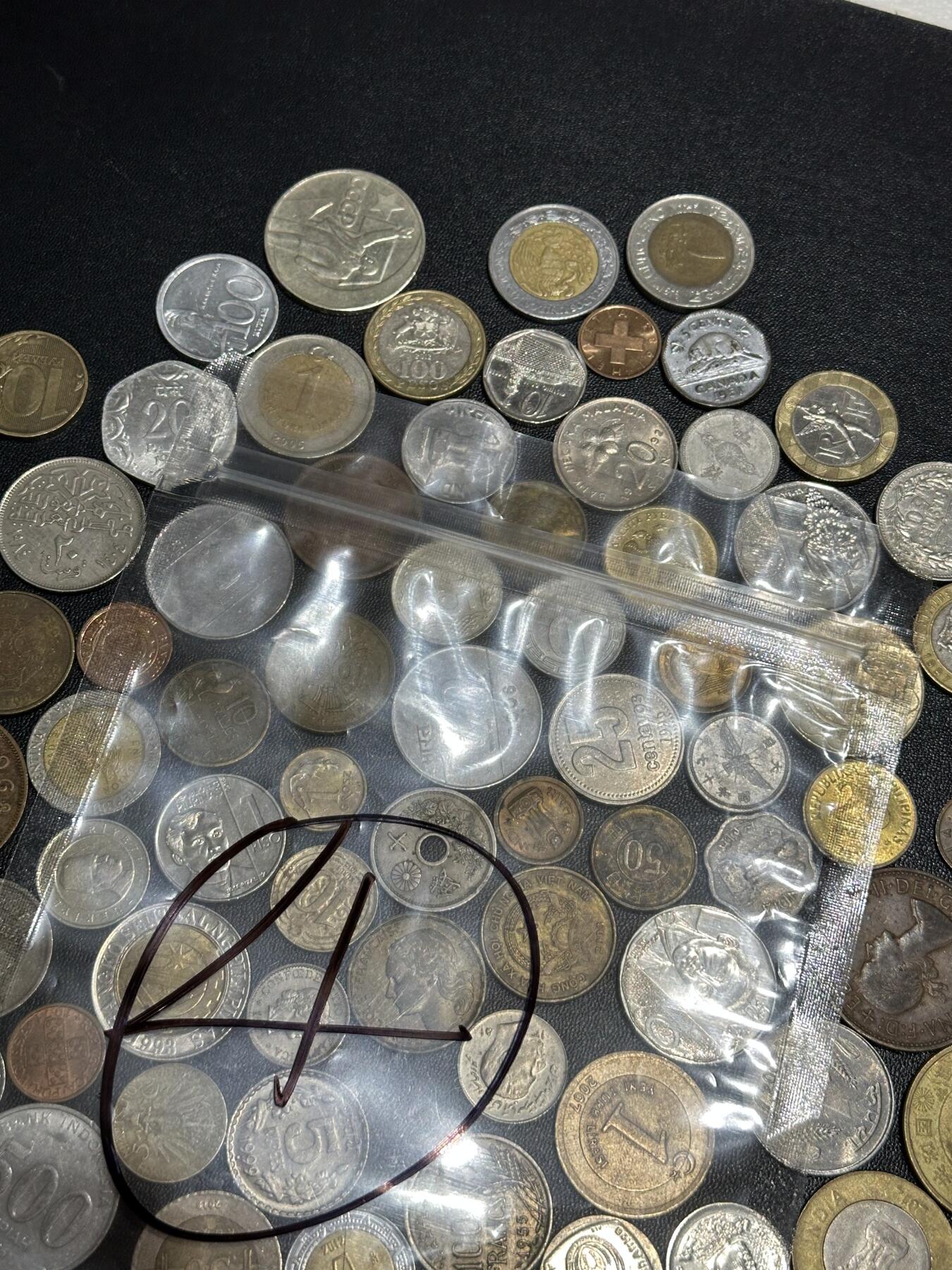 《外钞收藏家》第六百一十六期（精品场）（长期征集拍品、欢迎藏友们联系合作） 硬币包4号 几十枚一起