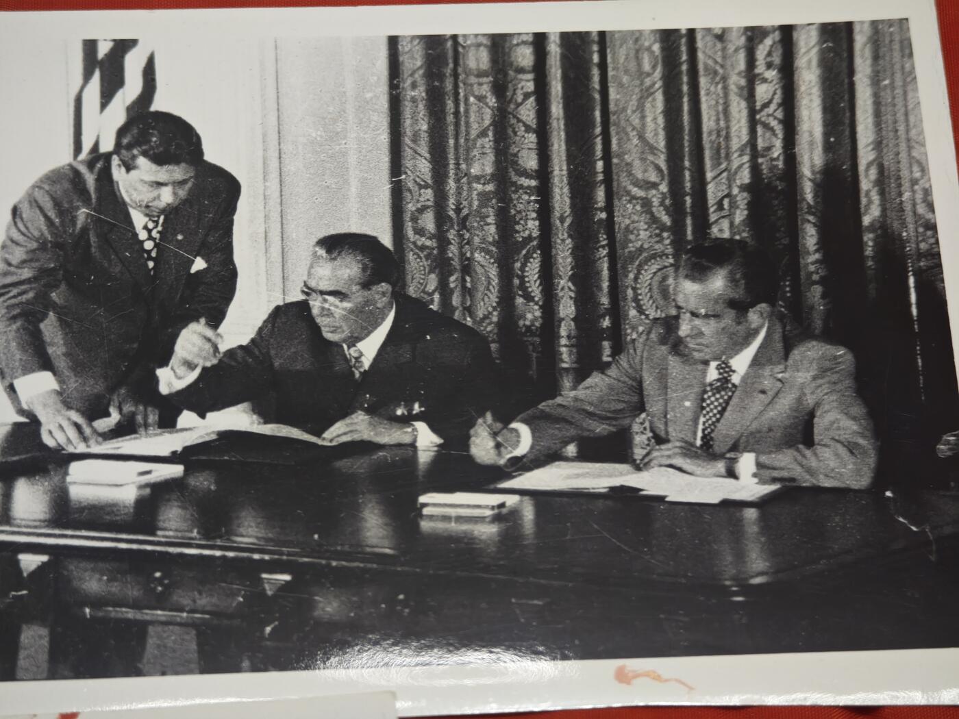 橙子收藏第五期 1973年美苏首脑会晤老照片组 完整记录了1973年6月苏联领导人列昂尼德·勃列日涅夫访问美国，与美国总统理查德·尼克松在华盛顿及戴维营举行高层会晤的全过程，是冷战“缓和”时期美苏关系的核心视觉见证。