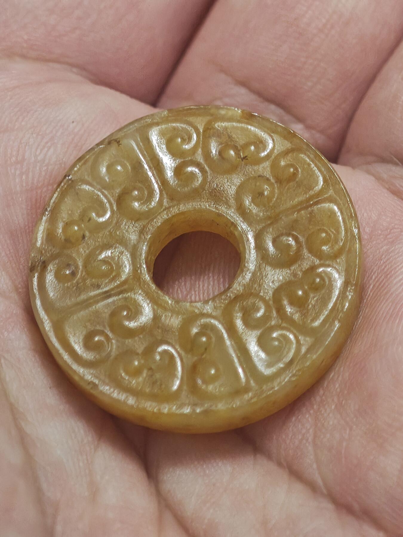 橙子收藏第五期 中国古代黄玉质卷云纹系璧，是高古玉文化中极具代表性的佩饰类玉器