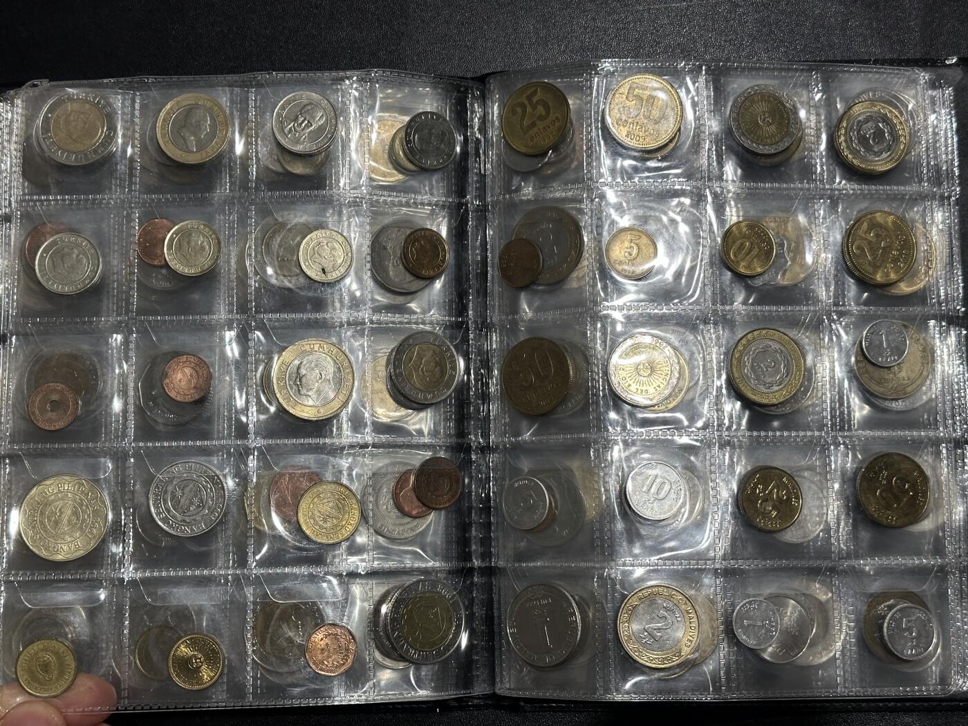 《外钞收藏家》第六百一十六期（精品场）（长期征集拍品、欢迎藏友们联系合作） 硬币收藏册一本 含硬币200多枚一起/成套硬币（欧元英镑加元等都有）