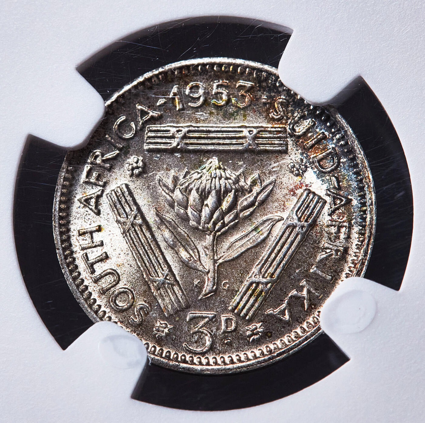 【俄甄集藏】2026年(049)03-18星期三 晚 19:30 全场包邮 英属南非1953年伊拉莎白二世3便士银币，NGC MS66，五彩包浆，转光品相