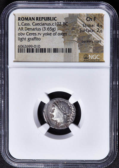 【俄甄集藏】2026年(049)03-18星期三 晚 19:30 全场包邮 - 古罗马共和国公元前102年1第纳尔丰收女神克瑞斯与耕牛银币，NGC ChF (Str4/5, Sur2/5)，罗马造币厂打制，正面头戴麦穗冠的丰收女神克瑞斯面右像，背面两头耕牛，直径18mm，重3.65克，少见品种