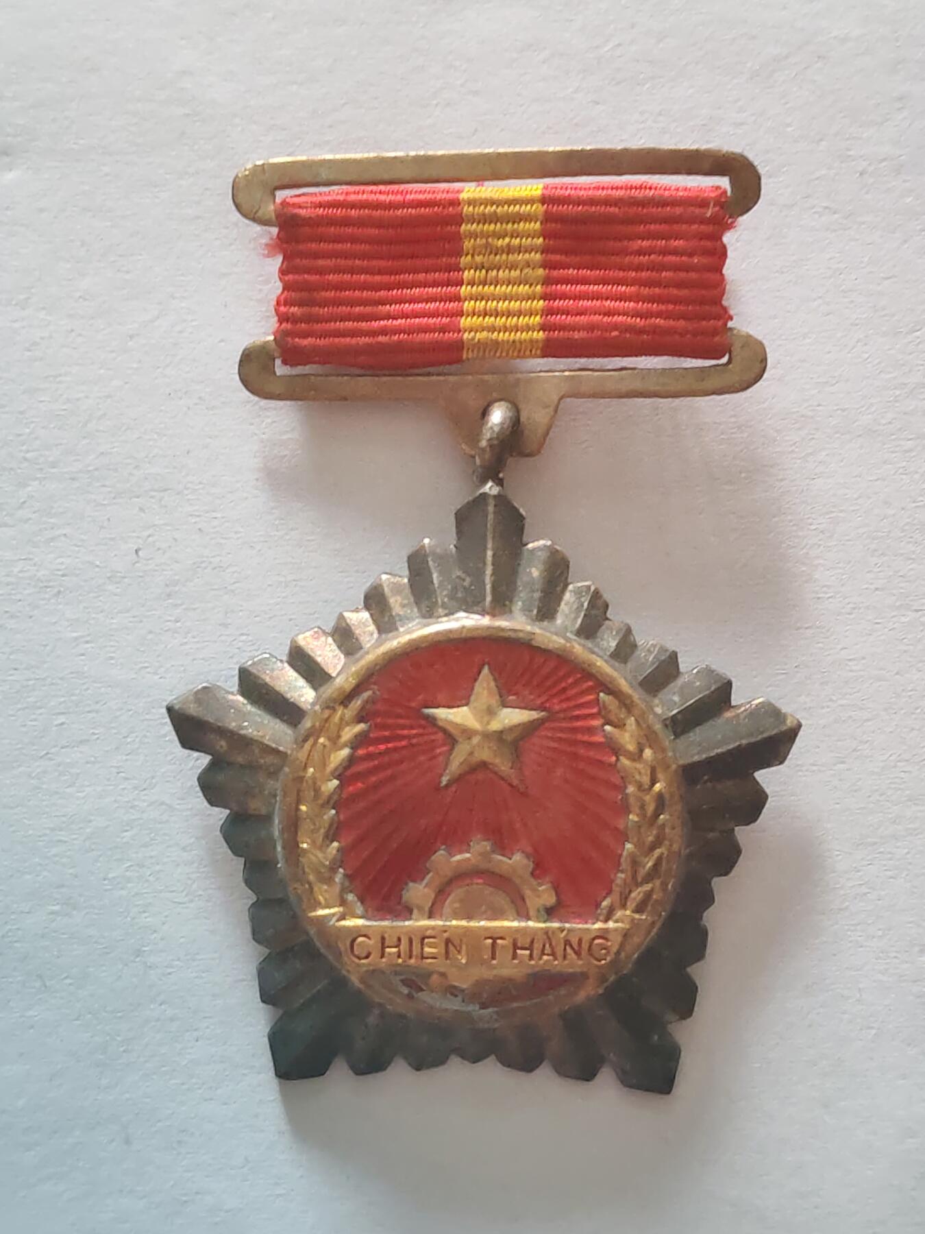 韵星假日军品类拍卖第45期 -- Rimey Holidays Militaria Auction 45 越南民主共和国（北越）越战战时 一级战胜奖章 铜镀金 非后期铝 少有的带珐琅章 颁发给军官