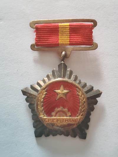 韵星假日军品类拍卖第45期 -- Rimey Holidays Militaria Auction 45 - 越南民主共和国（北越）越战战时 一级战胜奖章 铜镀金 非后期铝 少有的带珐琅章 颁发给军官
