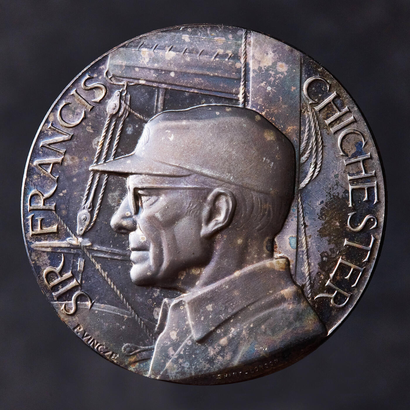 【俄甄集藏】2026年(049)03-18星期三 晚 19:30 全场包邮 英国1967年纪念弗朗西斯·奇切斯特爵士环球航行大银章，原盒证，五彩酱彩老包浆，直径：57mm，重量：75.2克，发行量：1000枚，稀少品种