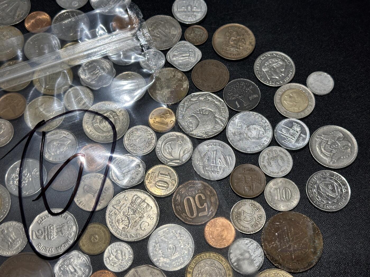 《外钞收藏家》第六百一十六期（精品场）（长期征集拍品、欢迎藏友们联系合作） 硬币包6号 几十枚一起