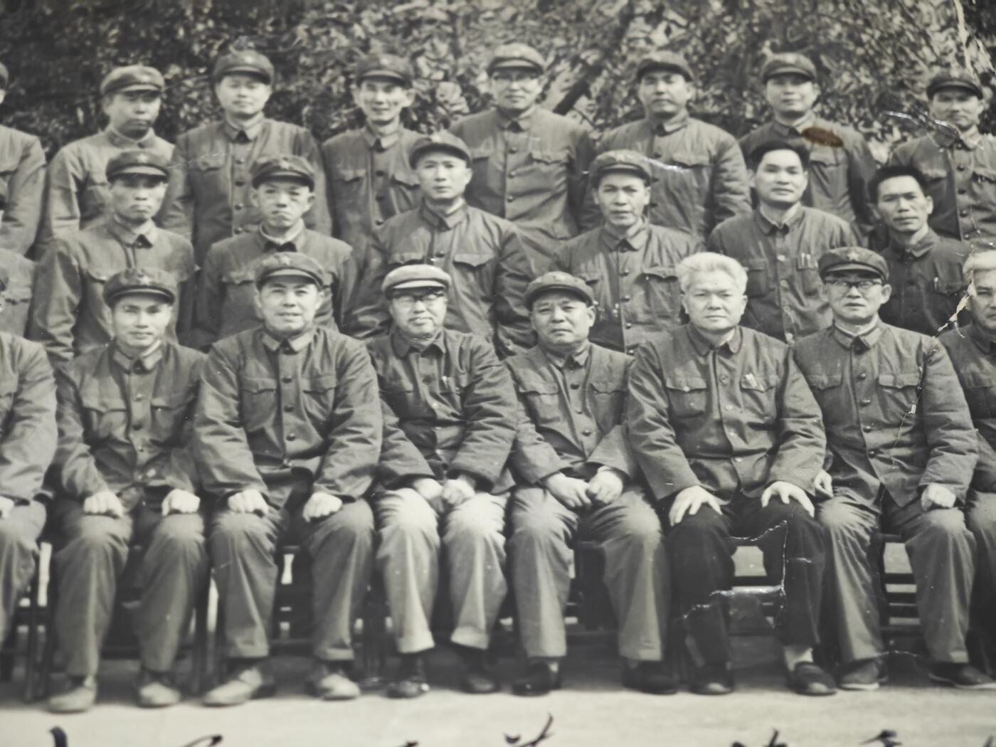 橙子收藏第五期 河池军分区第一政委会议合影  这张珍贵的黑白合影拍摄于1982年10月，记录了广西河池军分区第一政委会议的重要瞬间，是改革开放初期中国边疆地区军政建设与军民团结的生动见证