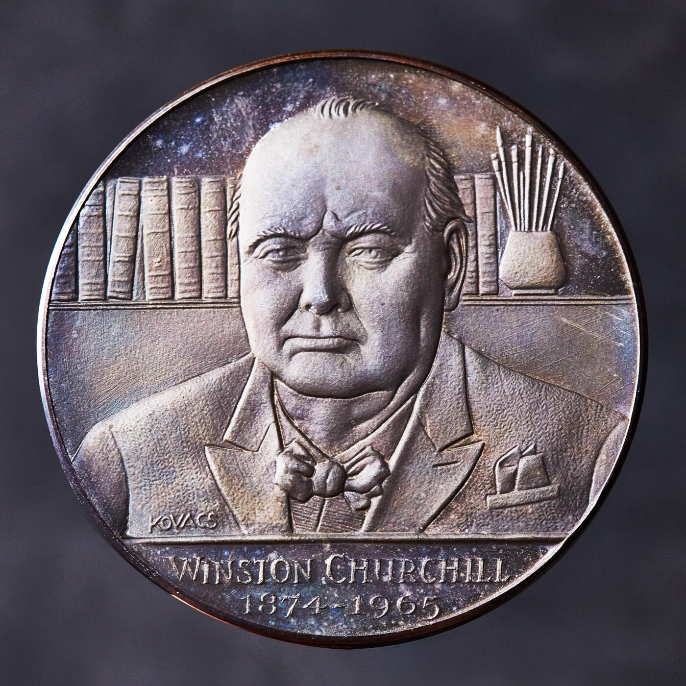【俄甄集藏】2026年(049)03-18星期三 晚 19:30 全场包邮 英国1965年纪念前首相温斯顿·丘吉尔逝世大银章，原盒证，五彩酱彩老包浆，直径：57mm，重量：81.2克