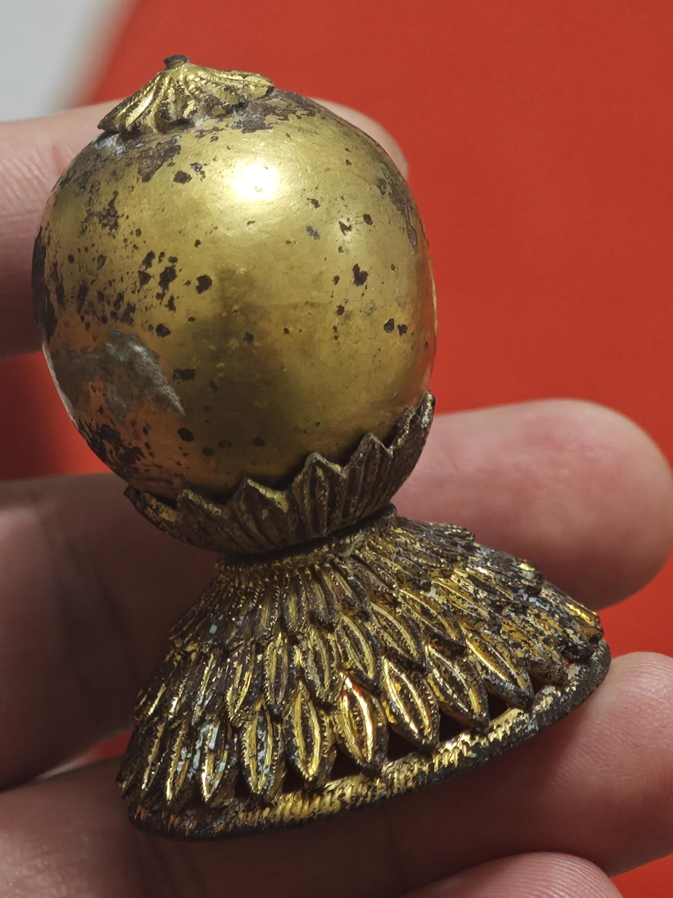 橙子收藏第五期 这是一件清代官员朝冠所用的铜鎏金帽顶(七品莲花座），是清代冠服制度与等级文化的典型实物见证