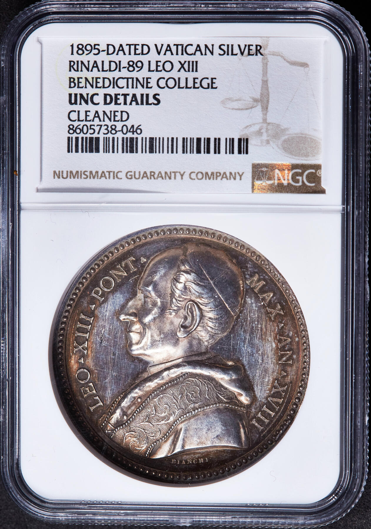 【俄甄集藏】2026年(049)03-18星期三 晚 19:30 全场包邮 梵蒂冈教皇国1895年利奥十三世头像纪念本笃会神学院阿文丁山安瑟伦学院成立十周年大银章，NGC UNCD，高浮雕，类精制底板，黄油彩老包浆