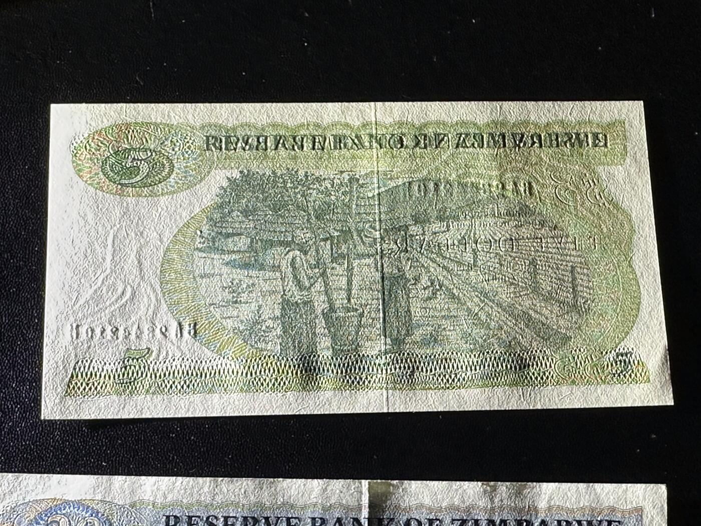 《外钞收藏家》第六百一十六期（精品场）（长期征集拍品、欢迎藏友们联系合作） 津巴布韦5元全新和20AU 2张一起