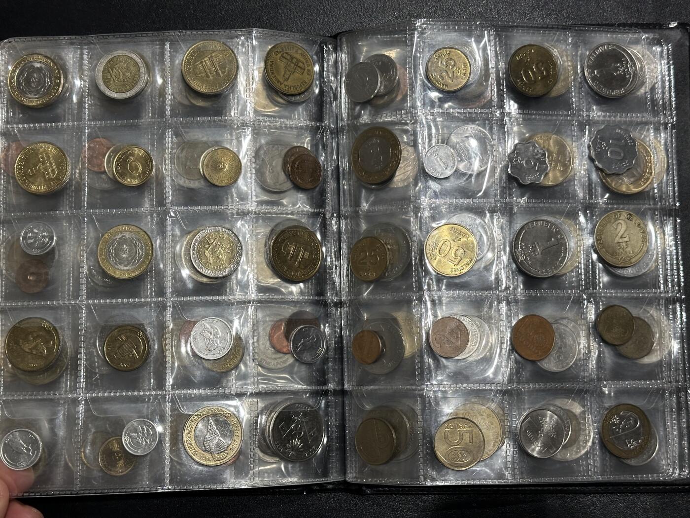 《外钞收藏家》第六百一十六期（精品场）（长期征集拍品、欢迎藏友们联系合作） 硬币收藏册一本 含硬币200多枚一起/成套硬币（欧元英镑加元等都有）