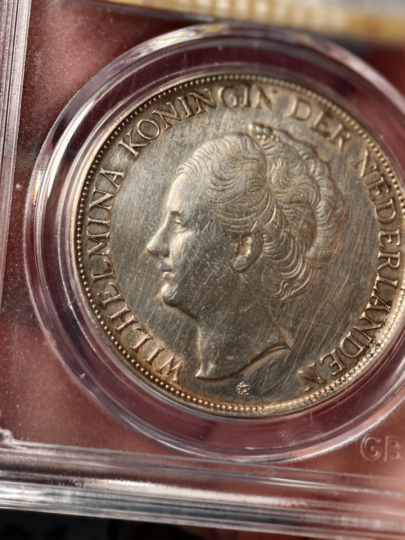 抚柳草堂-第十五期章牌钱币  奖章勋章限时免佣 满百包邮 放漏专场 1943荷属东印度2.5GULDEN银币 金彩包浆转光好 威廉敏娜女王特殊版本二战期间荷属东印度被日本占领 荷兰流亡政府委托美国丹佛造币厂铸造此币 公博au53 