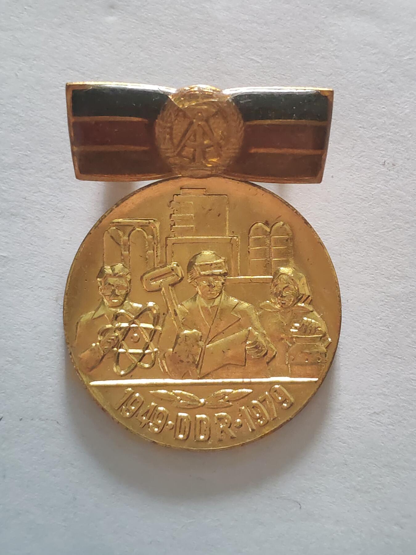 韵星假日军品类拍卖第45期 -- Rimey Holidays Militaria Auction 45 民主德国建国三十周年纪念章