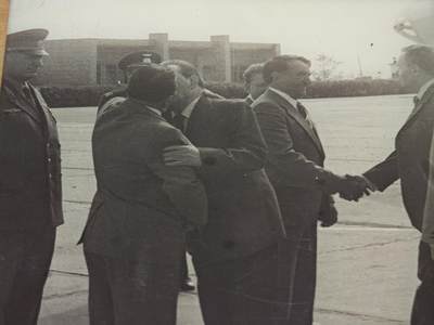 橙子收藏第五期 - 1979年勃列日涅夫访古巴机场亲吻场景老照片     这张装裱在木质背板上的黑白银盐照片，是冷战后期苏联与古巴外交互动的标志性瞬间，定格了苏联最高领导人列昂尼德·伊里奇·勃列日涅夫对古巴进行正式访问时的经典“社会主义亲吻”场景，是研究冷战时期社会主义阵营内部交往礼仪的珍贵视觉史料。