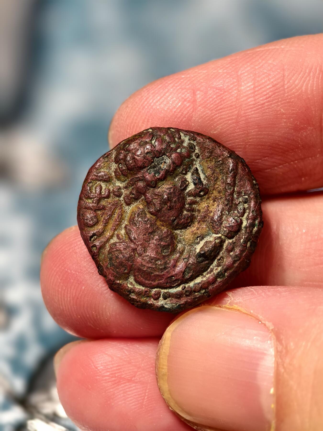 抚柳草堂-第十五期章牌钱币  奖章勋章限时免佣 满百包邮 放漏专场 公元1世纪末至2世纪初 贵霜王朝无名王索特·美加斯铜币（四德拉克马型）“无名王”索特·美加斯是贵霜帝国早期的重要君主，他统一了中亚各部，为后来贵霜帝国的鼎盛奠定了基础。这枚钱币上的希腊化风格头像与中亚王徽，正是贵霜文化融合东西方元素的生动体现 