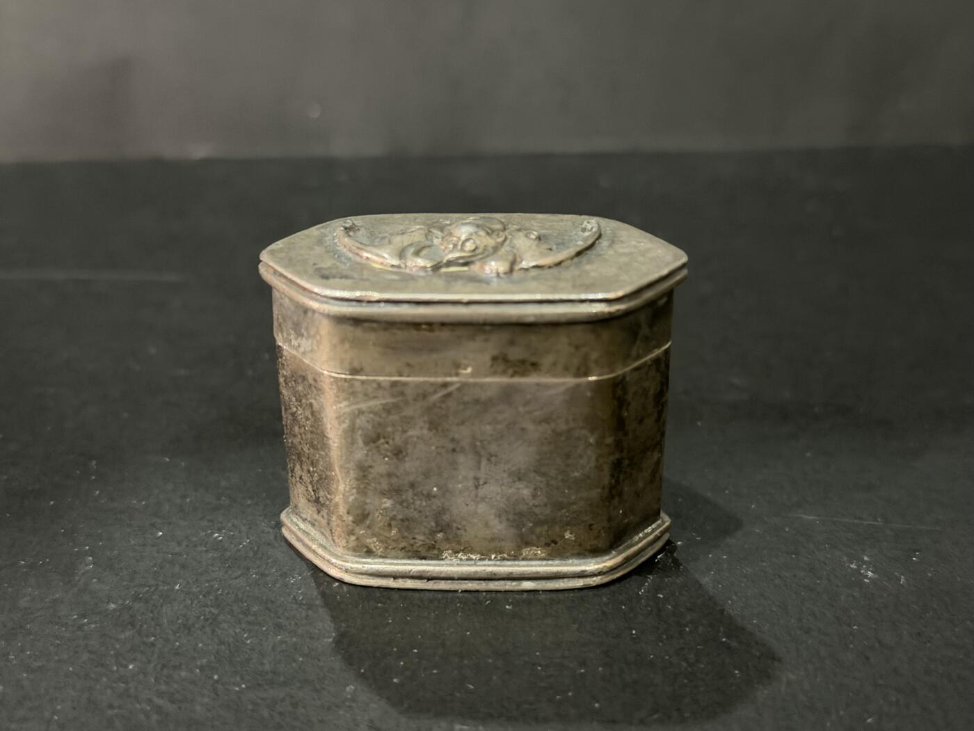 海外回流精品专场 法国回流晚清民国银制烟膏盒（尺寸：4.5cmX3.7cm，52.2g，有底款，不确定含银量）